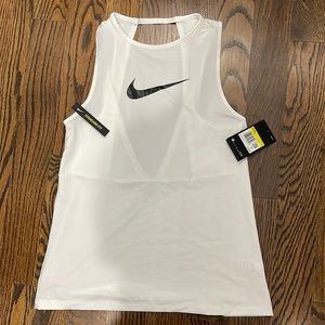 Women Nike workout tops! ‼️Take both for 25 ‼️